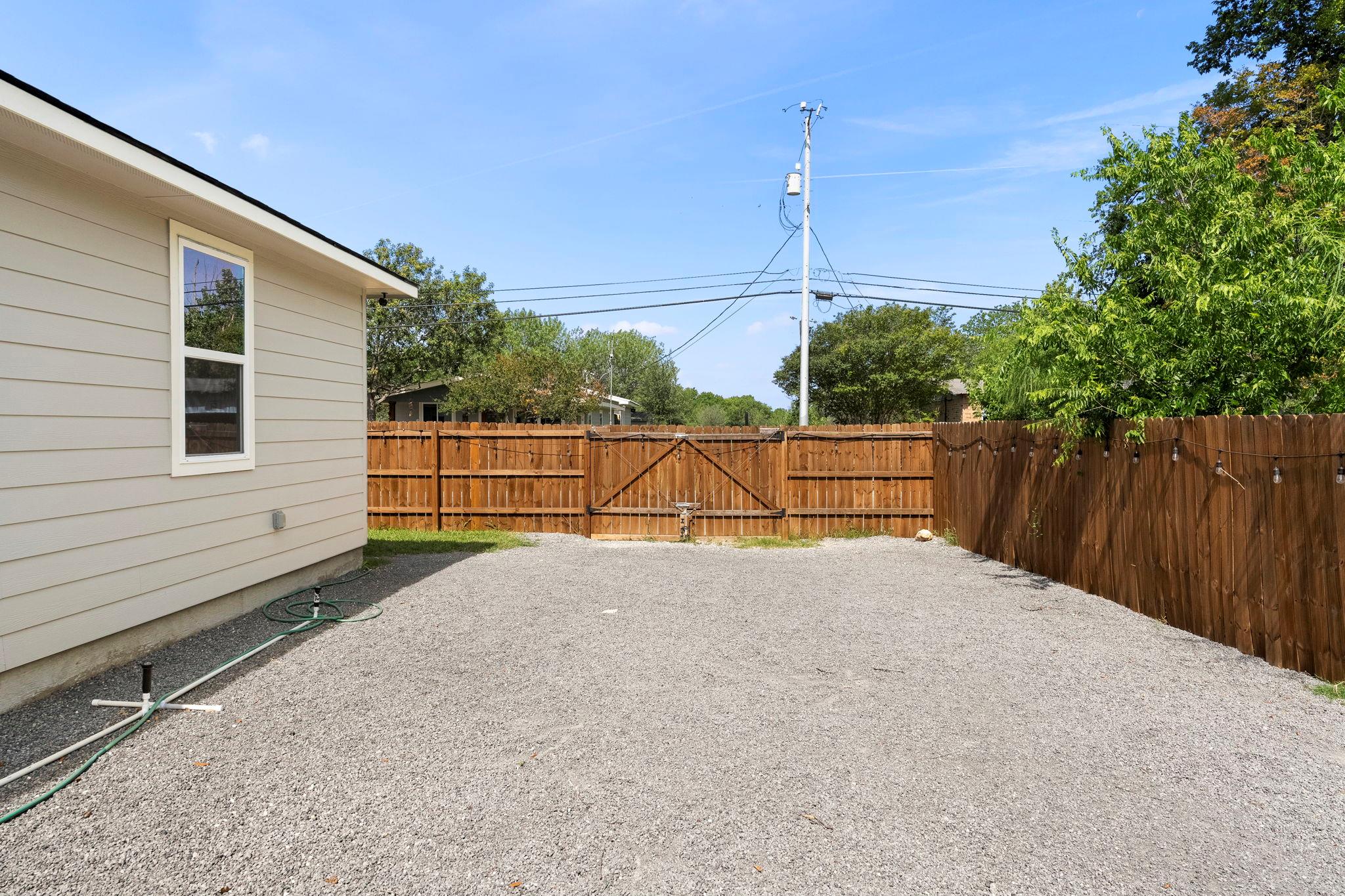 964 Allende St, Seguin, TX 78155