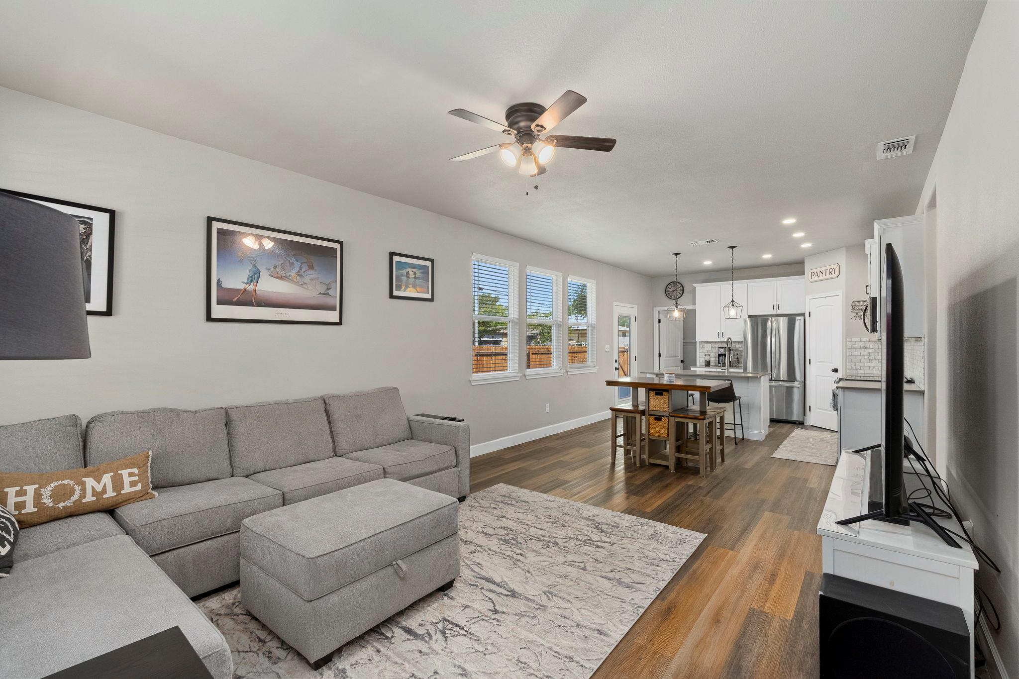 964 Allende St, Seguin, TX 78155