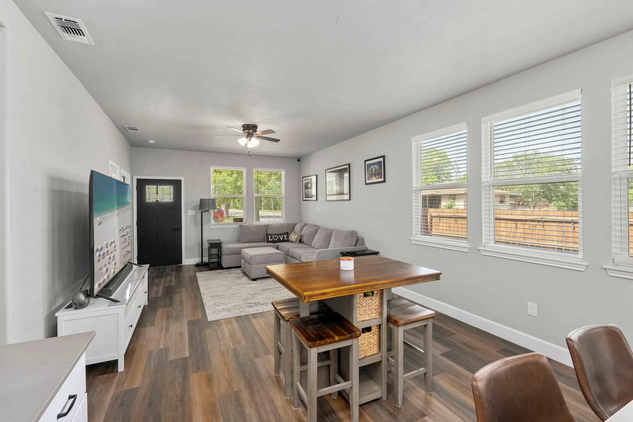 964 Allende St, Seguin, TX 78155