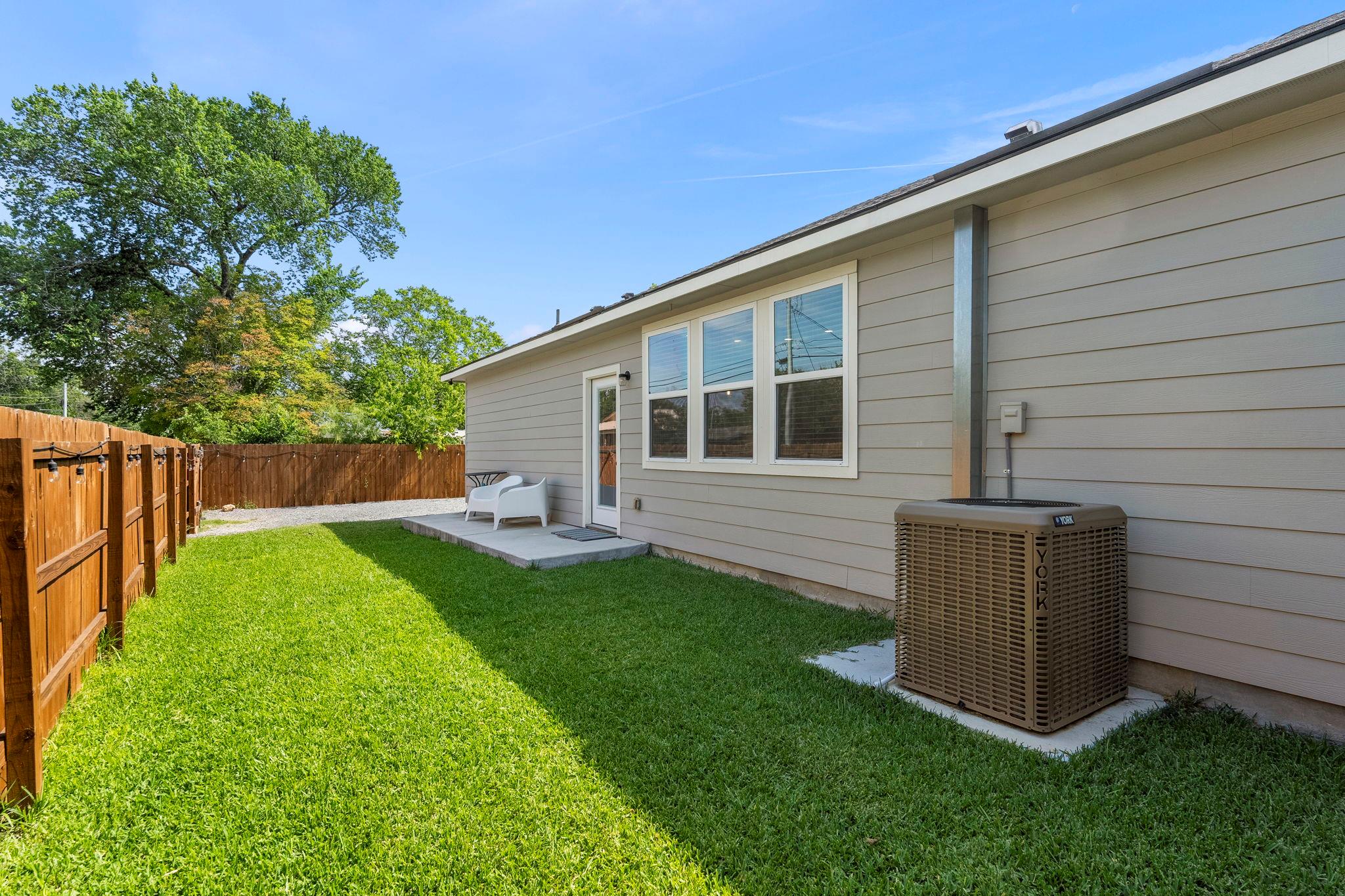 964 Allende St, Seguin, TX 78155