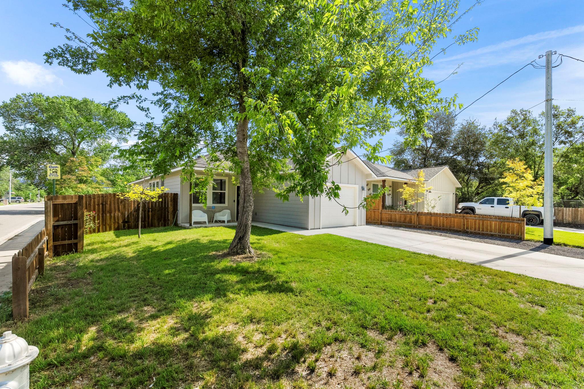964 Allende St, Seguin, TX 78155