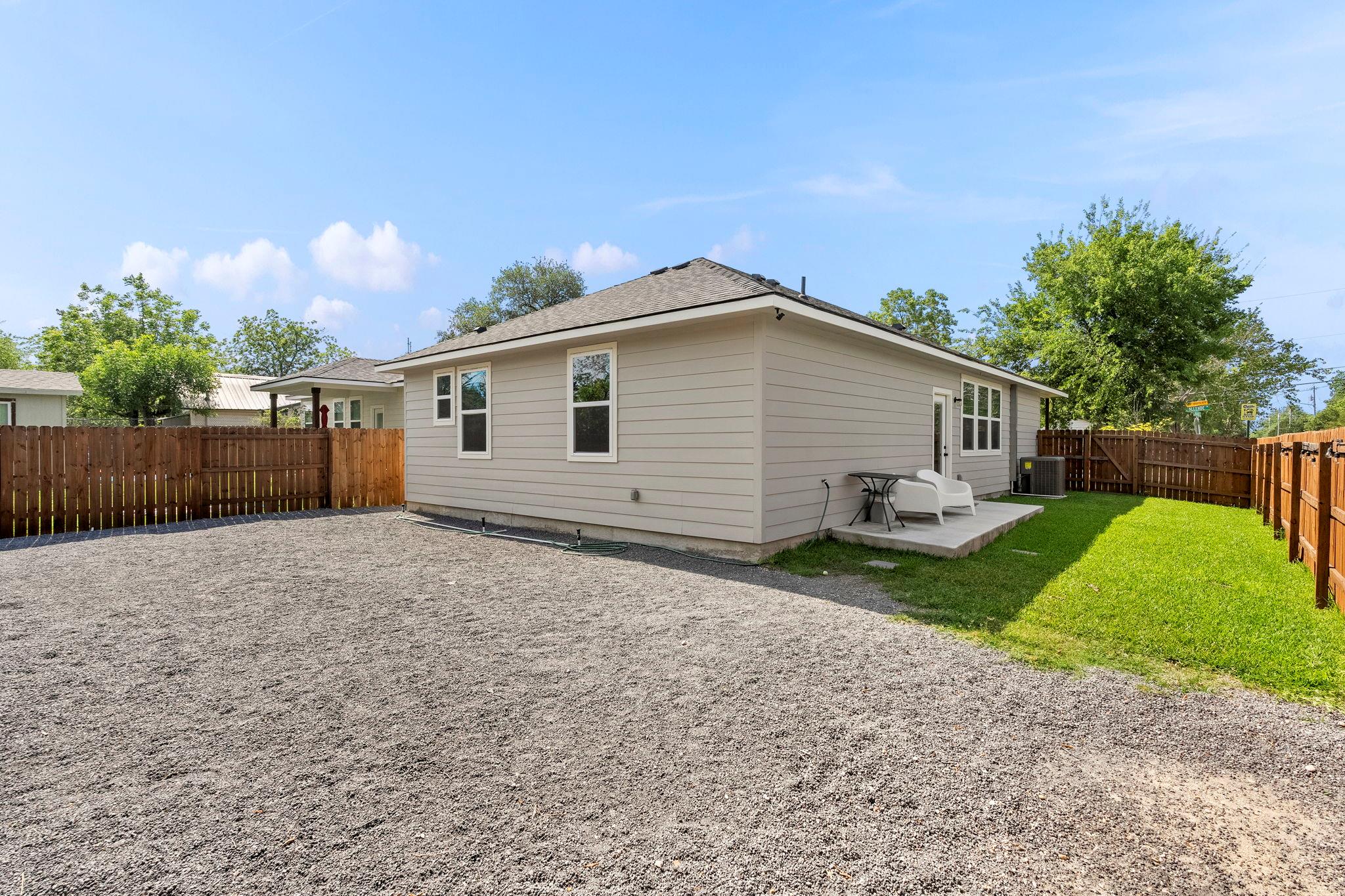 964 Allende St, Seguin, TX 78155