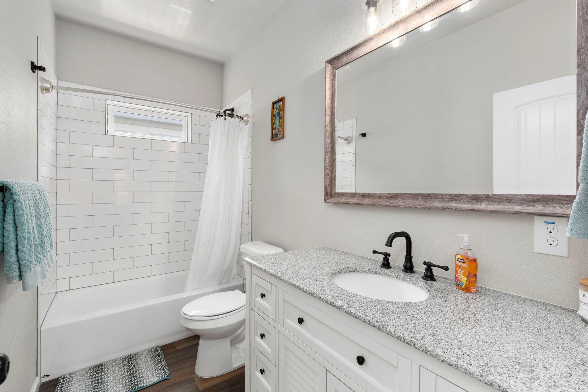 964 Allende St, Seguin, TX 78155