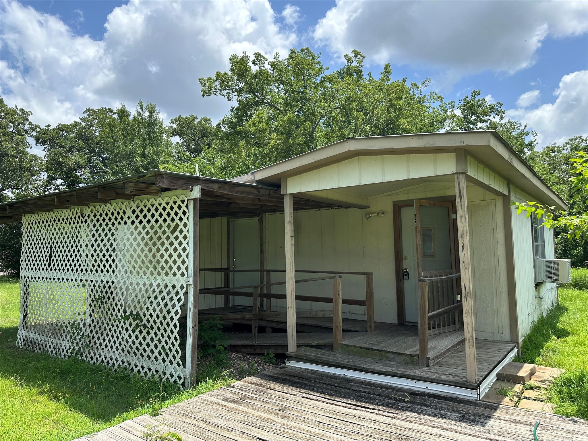 639 N Manse Ave, Giddings, TX 78942