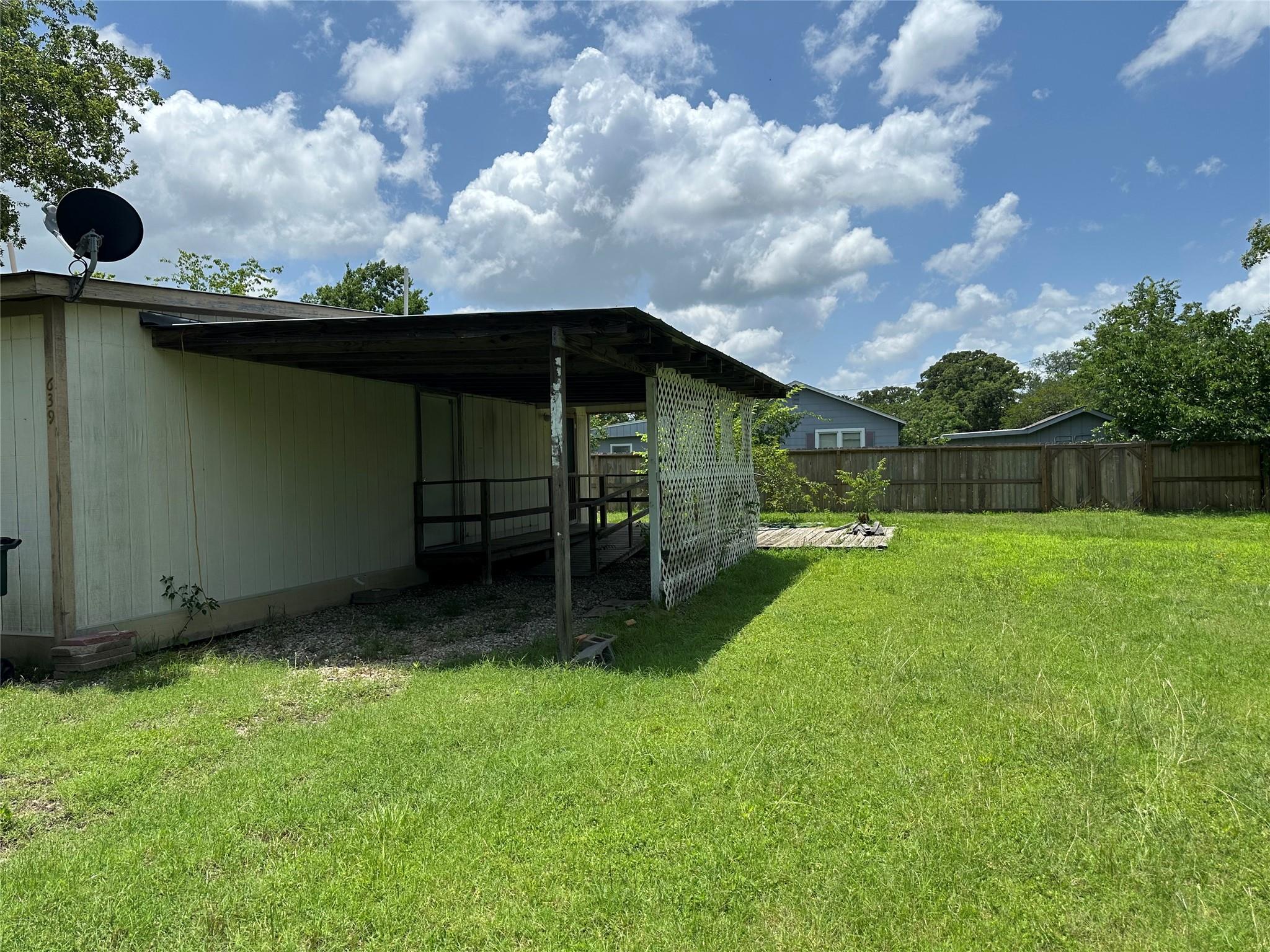 639 N Manse Ave, Giddings, TX 78942