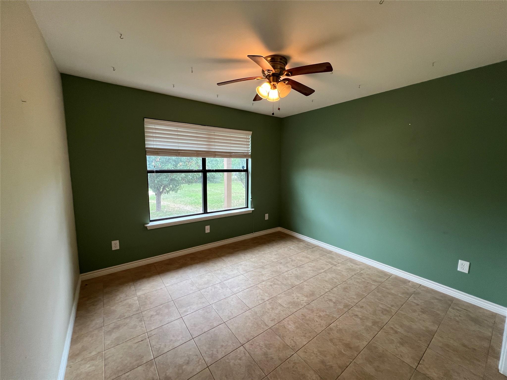 100 Acorn Trl, Cedar Creek, TX 78612