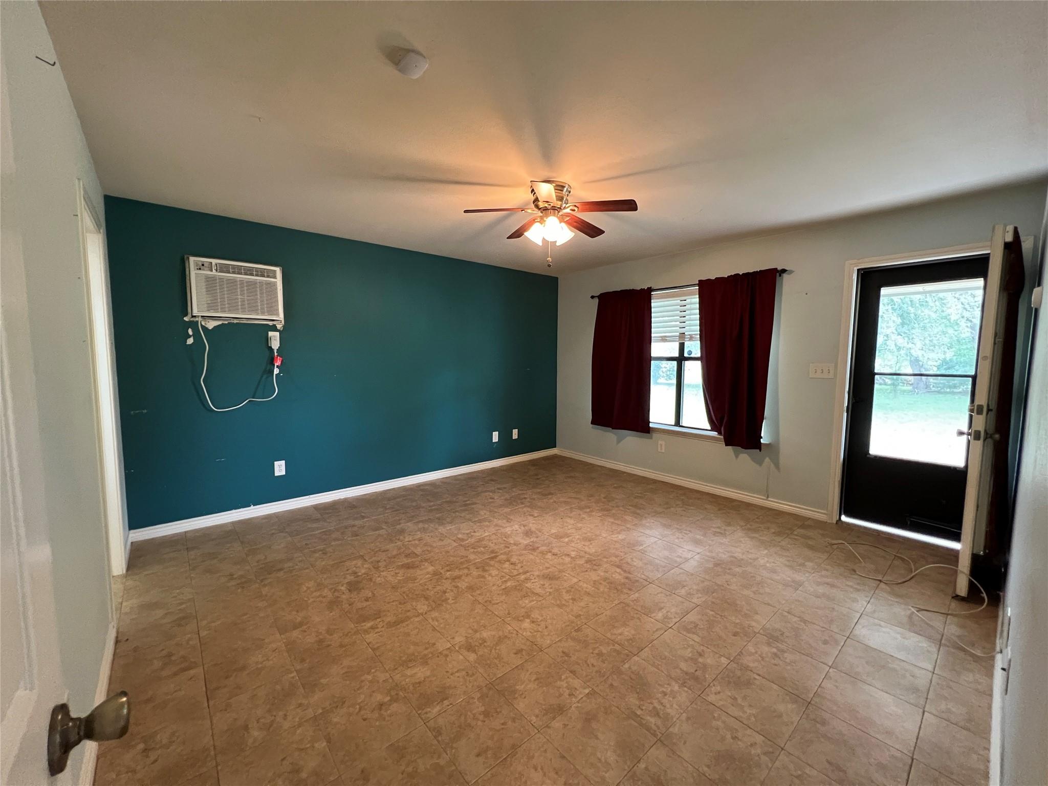 100 Acorn Trl, Cedar Creek, TX 78612