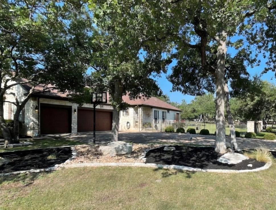 107 W Majestic Oak Ln, Georgetown, TX 78633