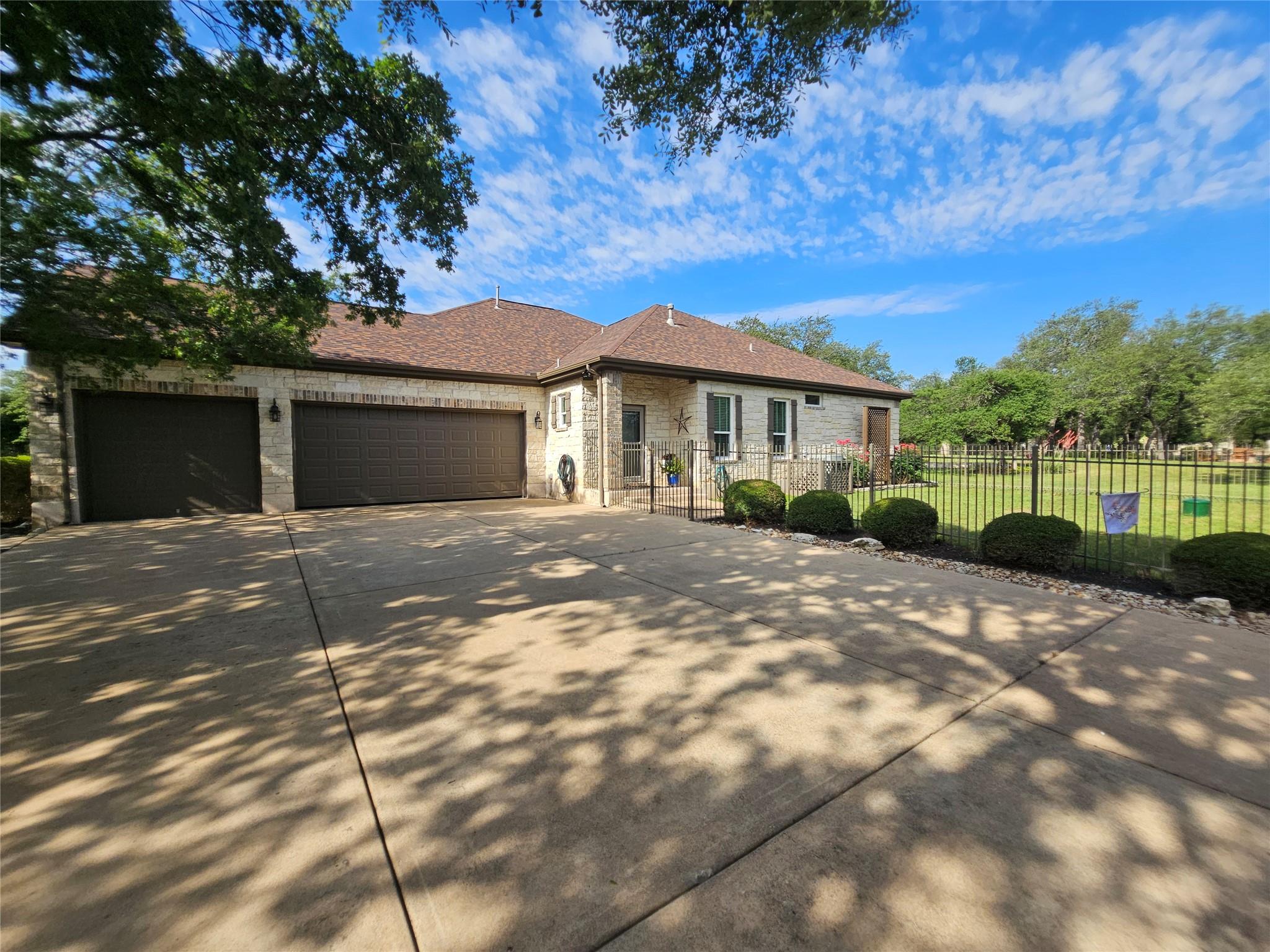107 W Majestic Oak Ln, Georgetown, TX 78633
