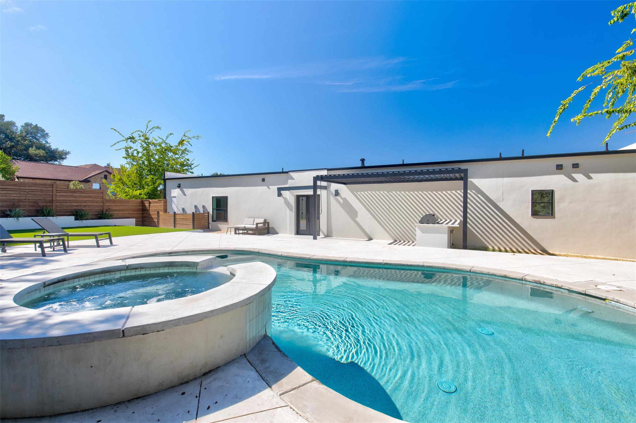 902 Challenger St, Lakeway, TX 78734