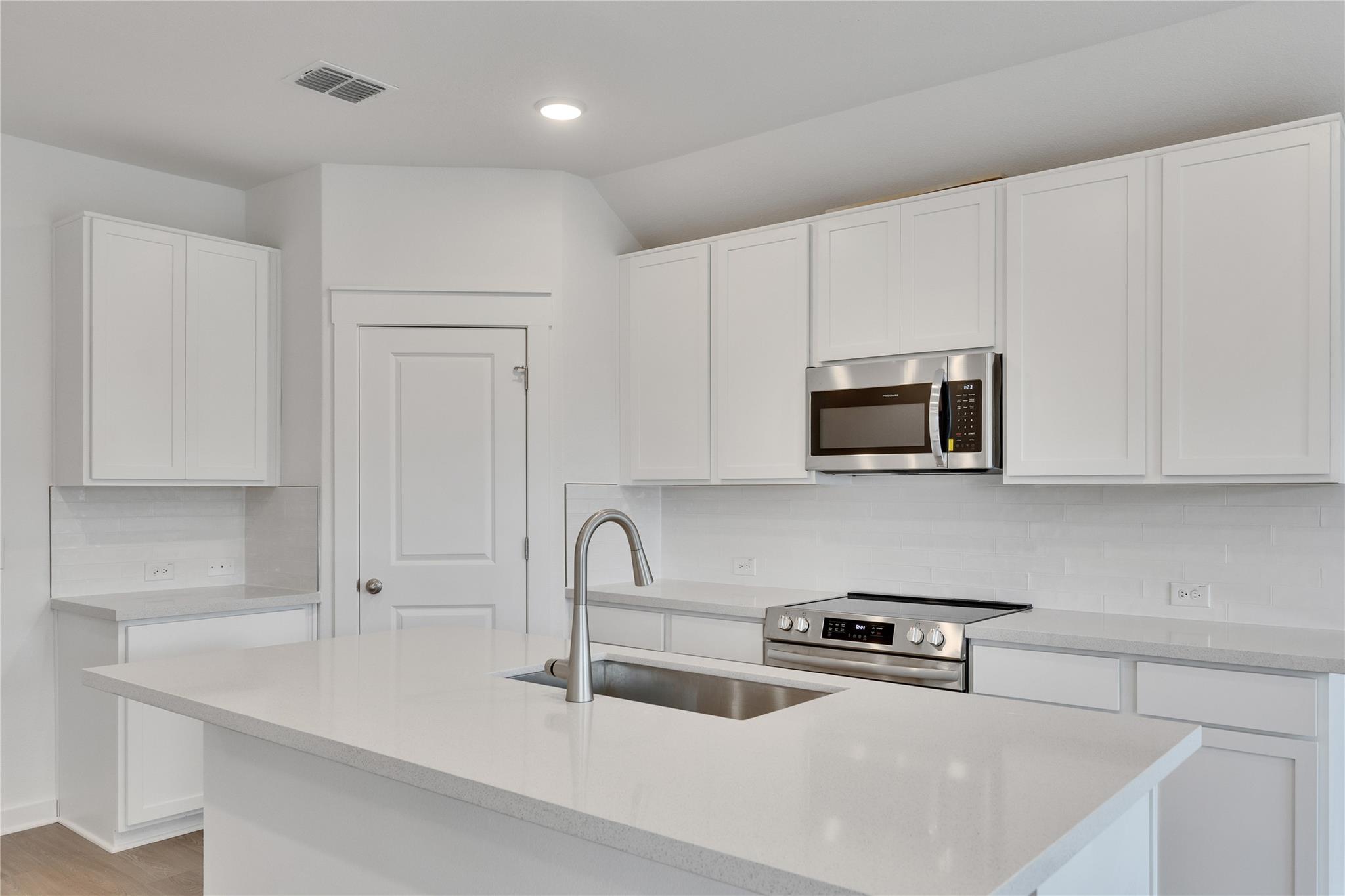 105 Old Silver Dr, Jarrell, TX 76537