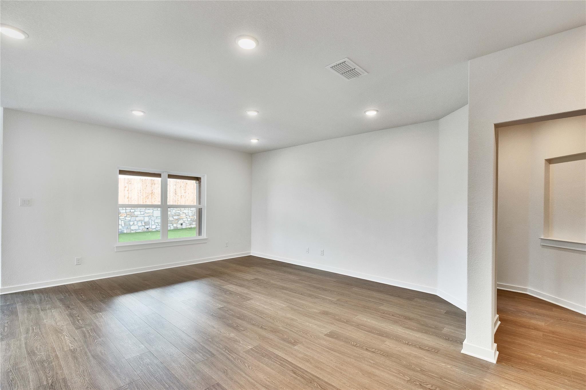 105 Old Silver Dr, Jarrell, TX 76537