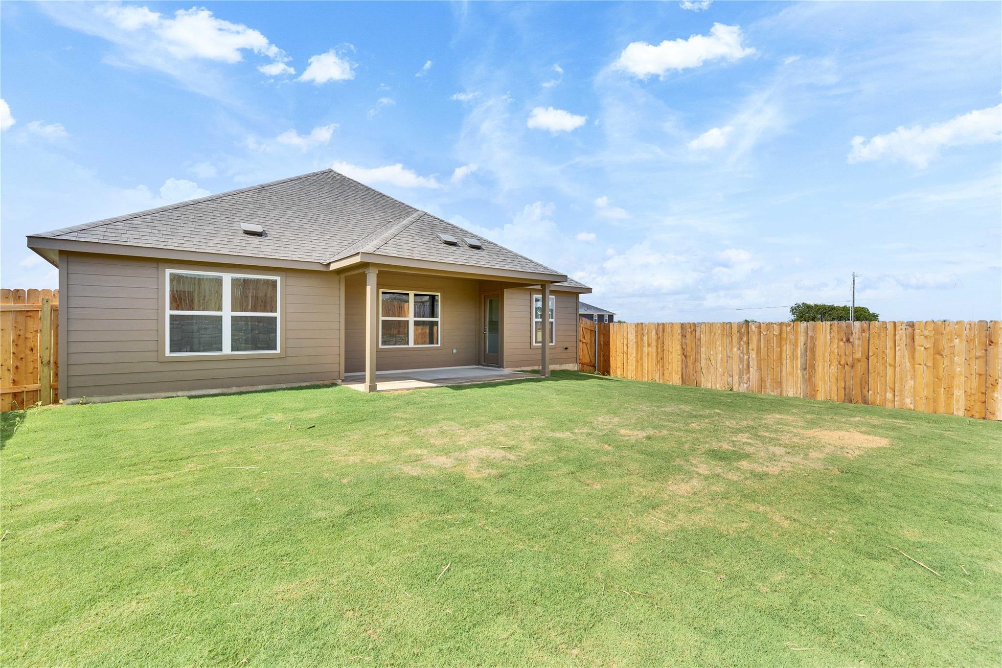 105 Old Silver Dr, Jarrell, TX 76537