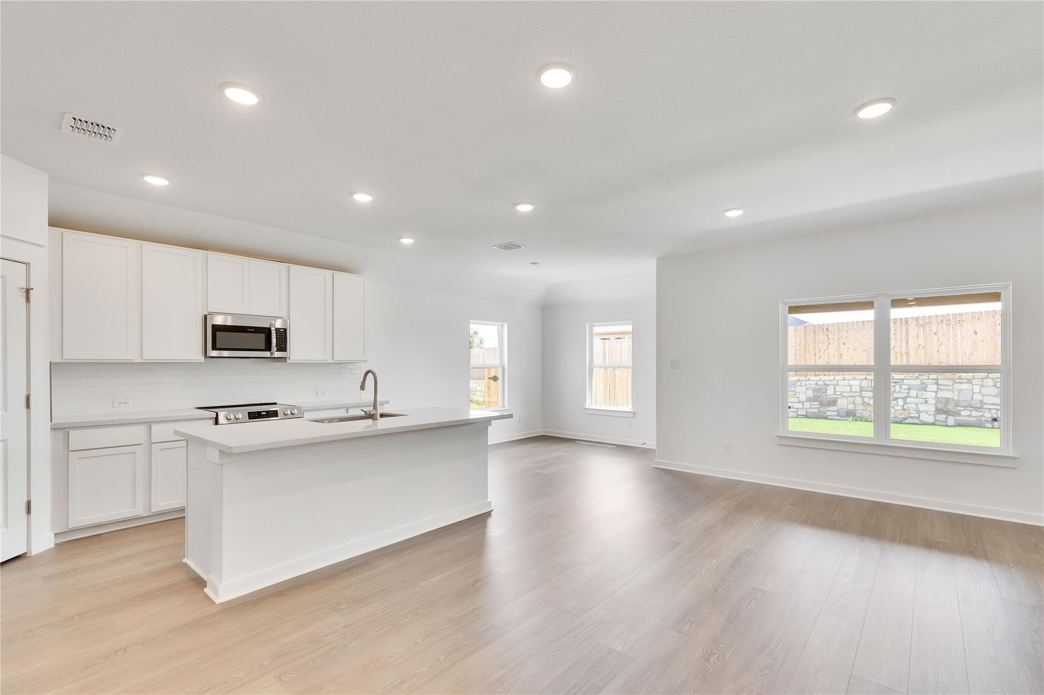 105 Old Silver Dr, Jarrell, TX 76537