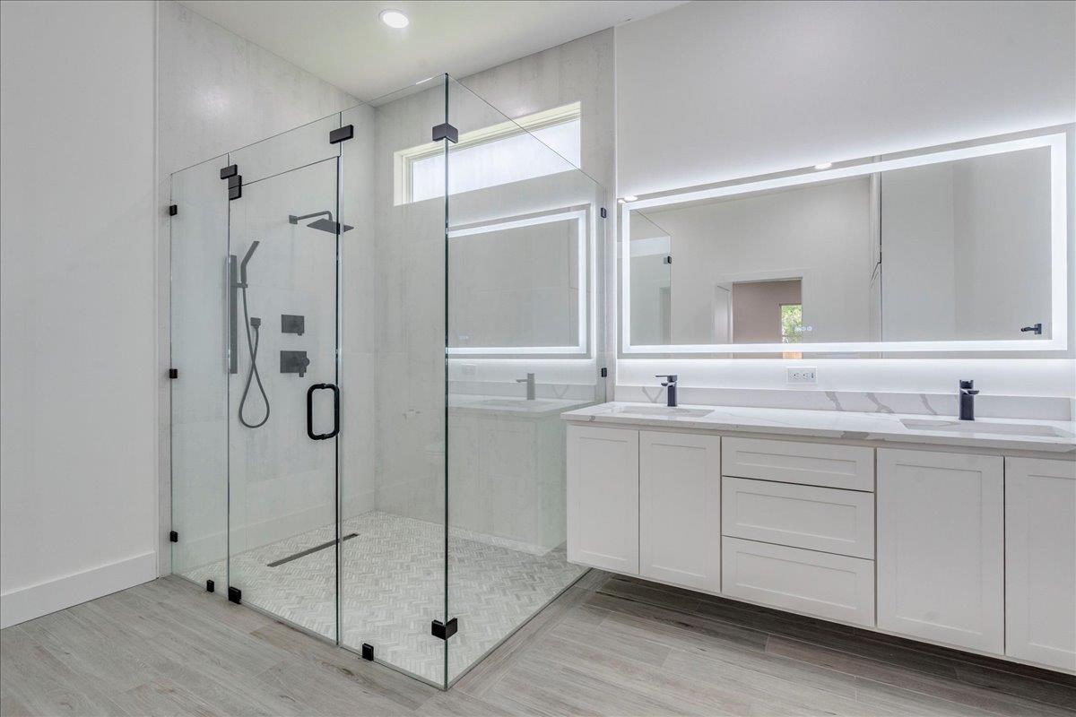 1215 Howard St, Taylor, TX 76574