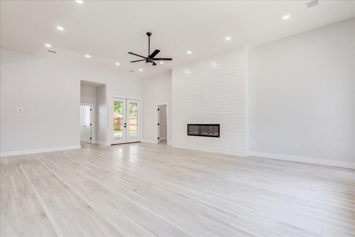 1215 Howard St, Taylor, TX 76574