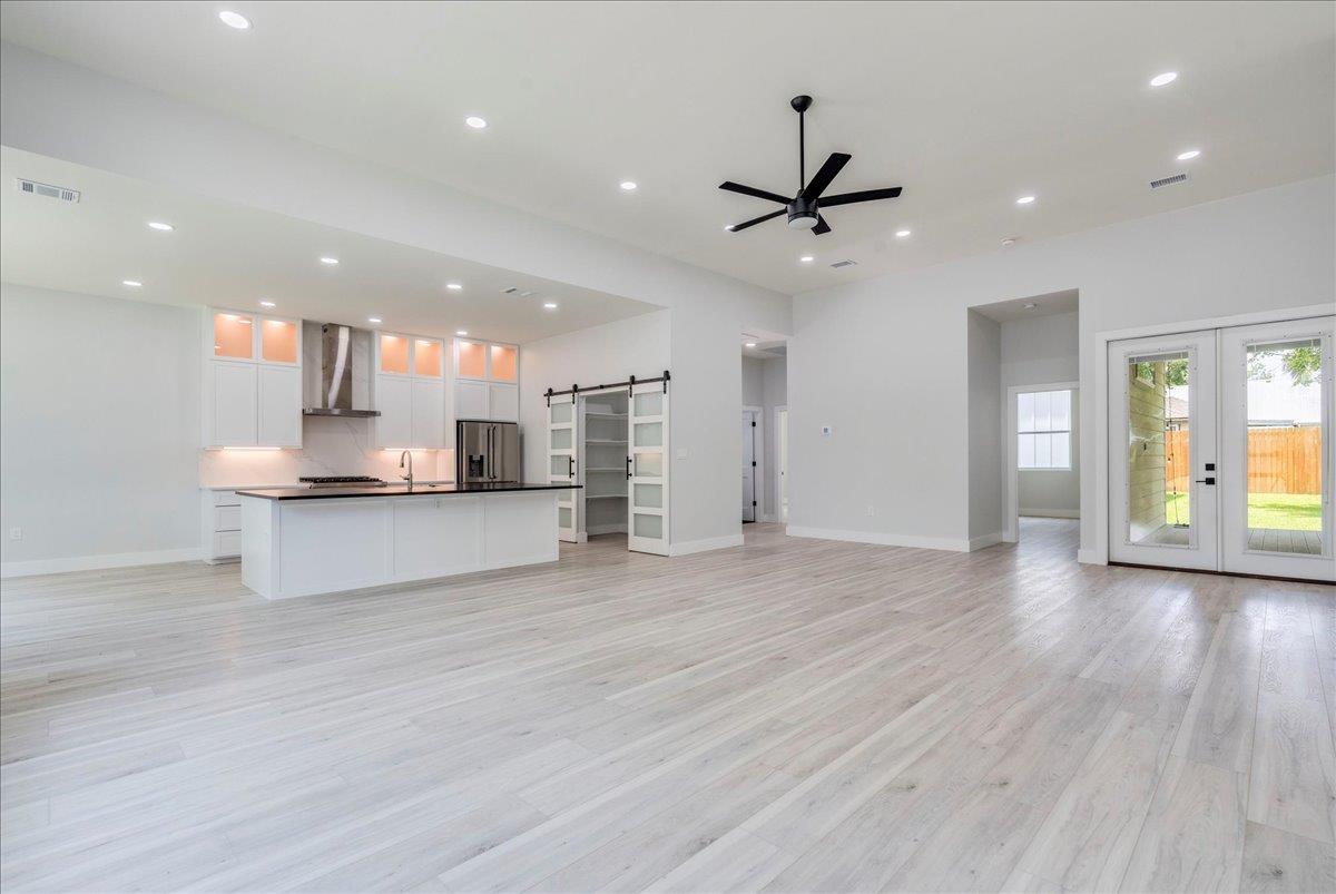 1215 Howard St, Taylor, TX 76574