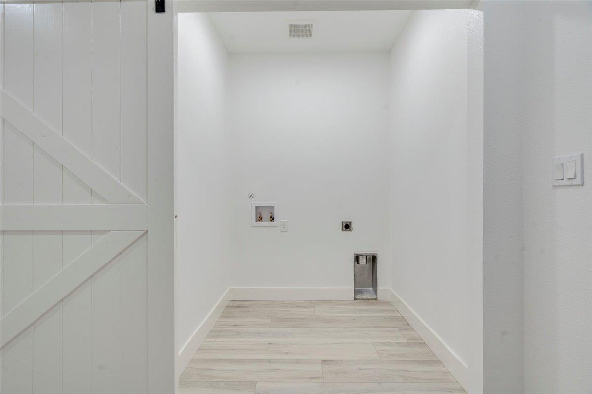 1215 Howard St, Taylor, TX 76574