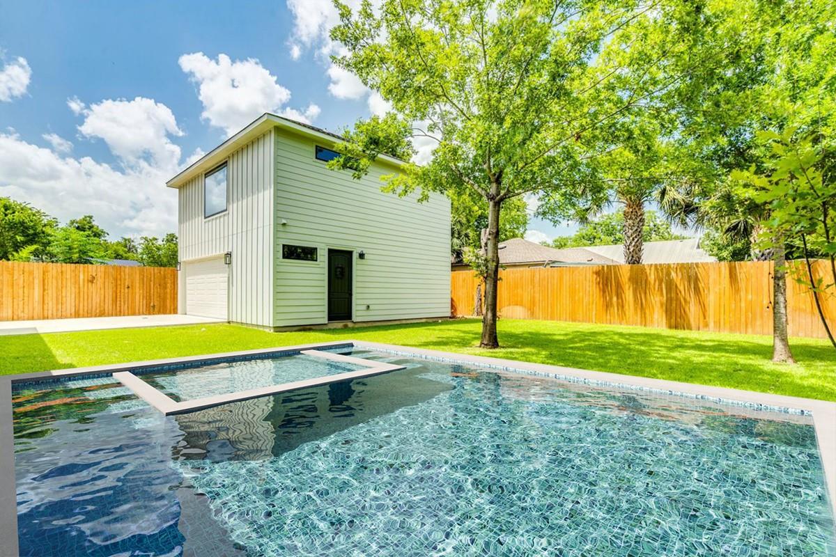 1215 Howard St, Taylor, TX 76574