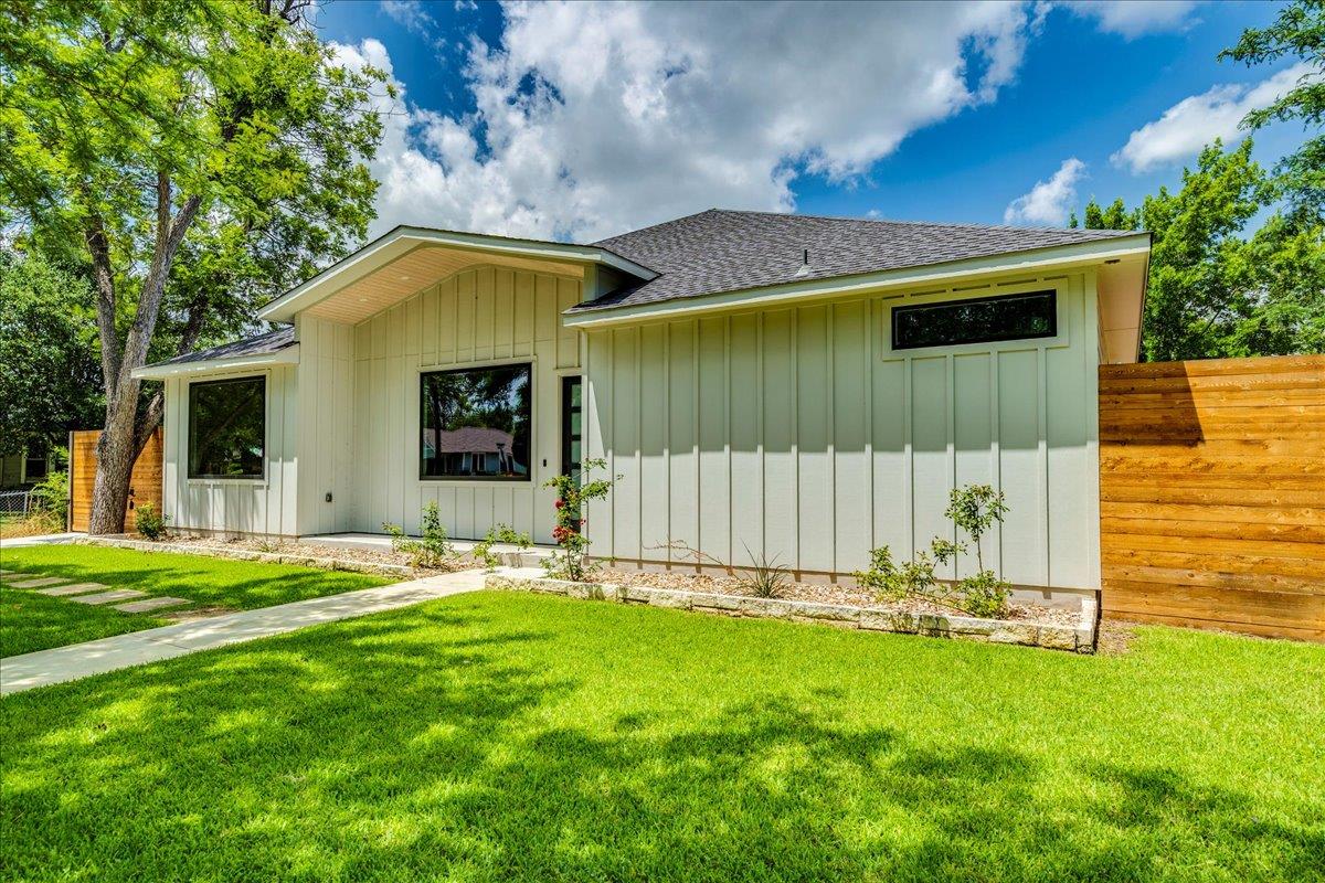 1215 Howard St, Taylor, TX 76574