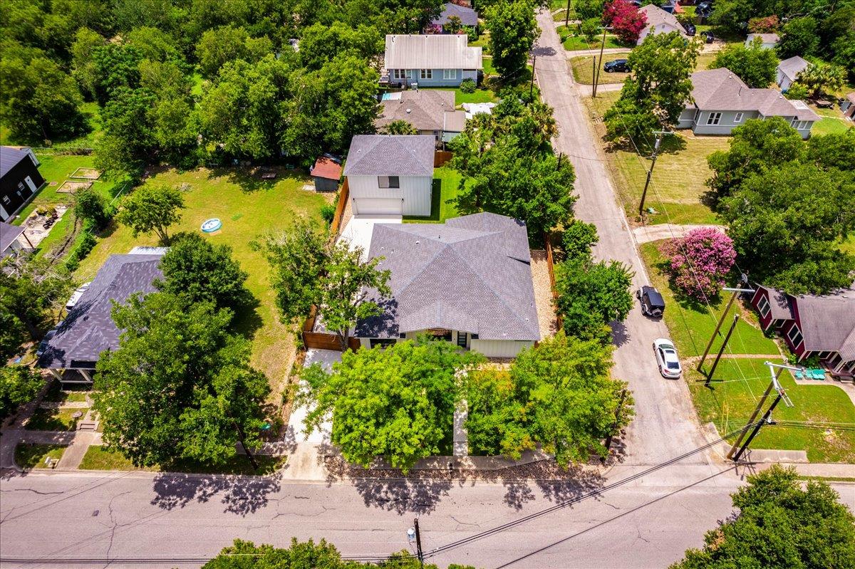 1215 Howard St, Taylor, TX 76574