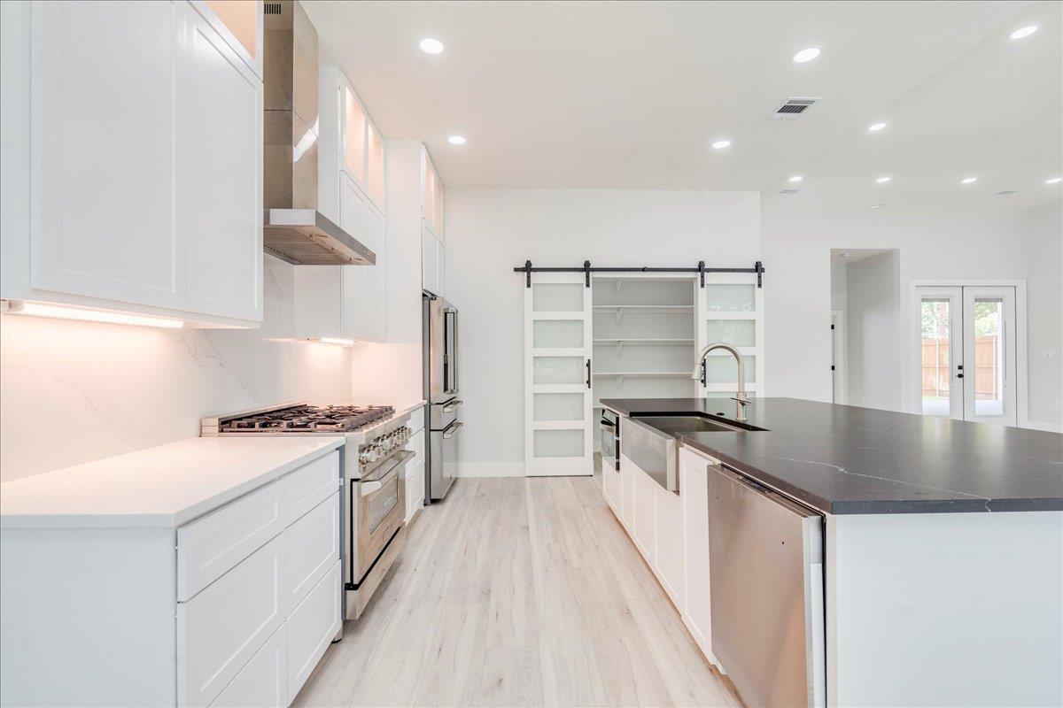 1215 Howard St, Taylor, TX 76574