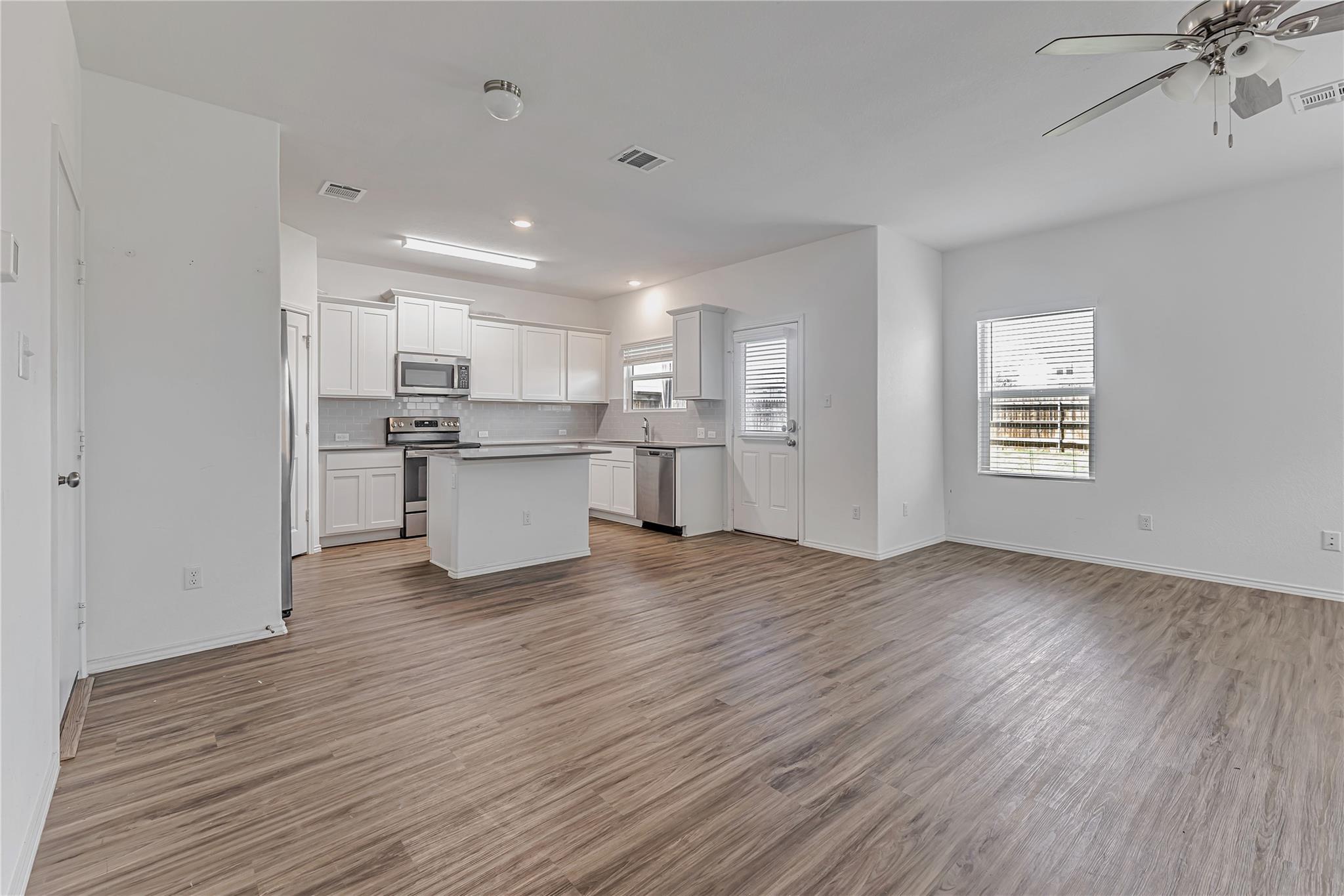 312 Bronco Billy Dr, Jarrell, TX 76537