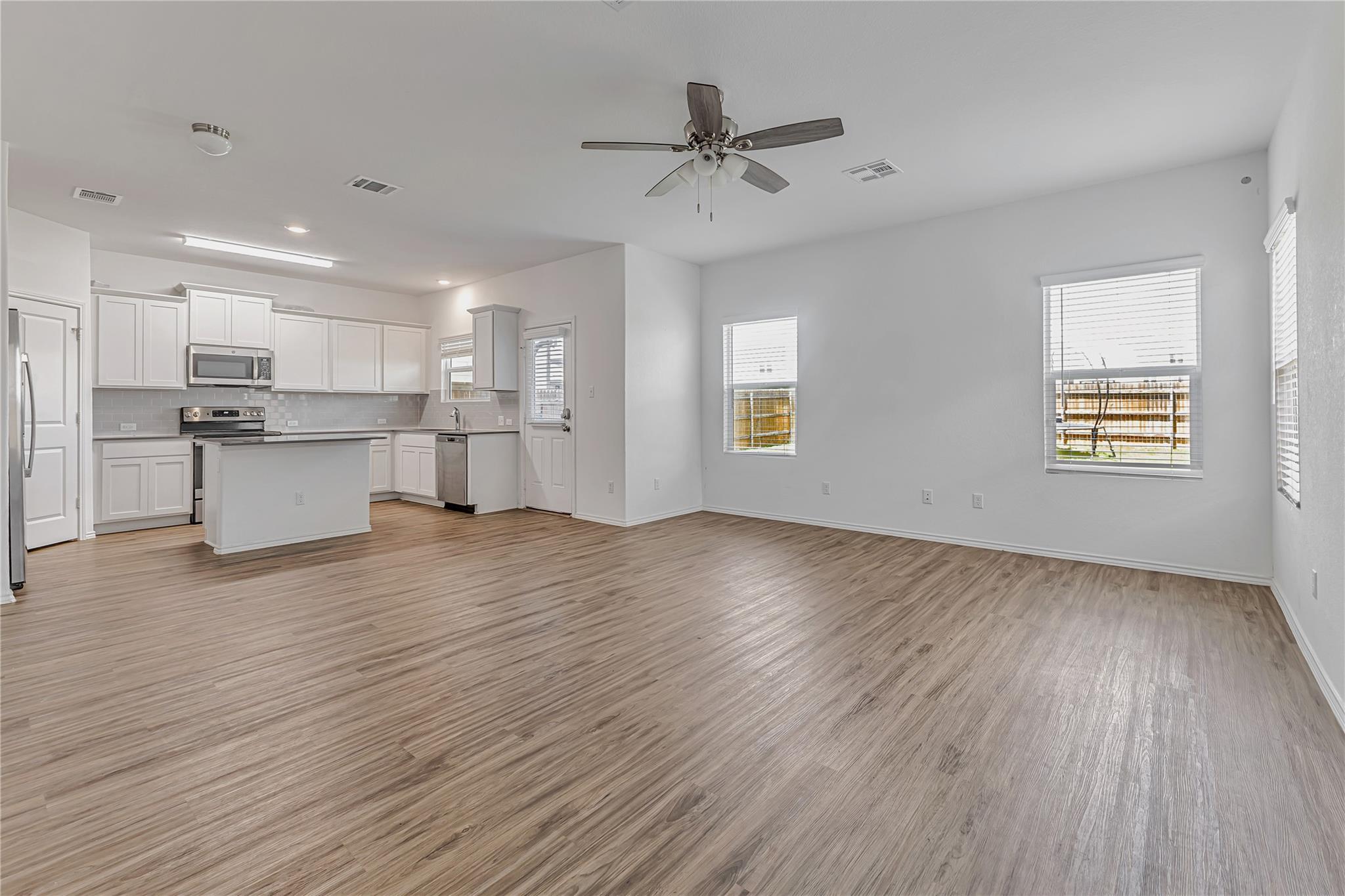 312 Bronco Billy Dr, Jarrell, TX 76537