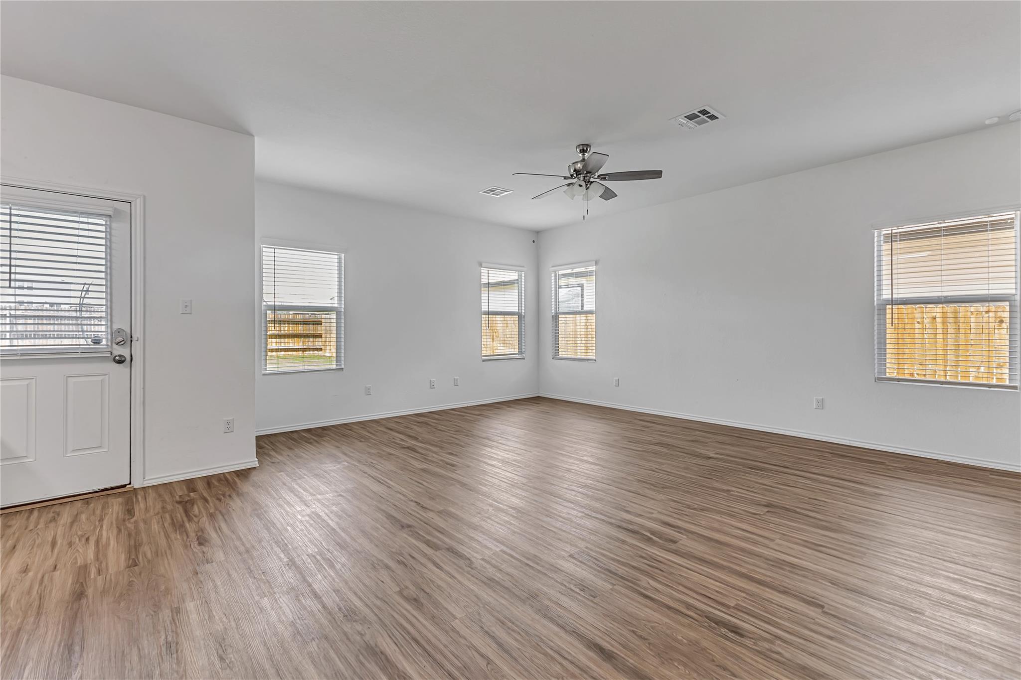 312 Bronco Billy Dr, Jarrell, TX 76537