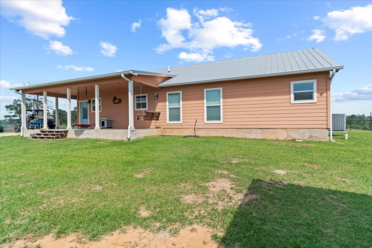 935 Highway 21 E, Paige, TX 78602