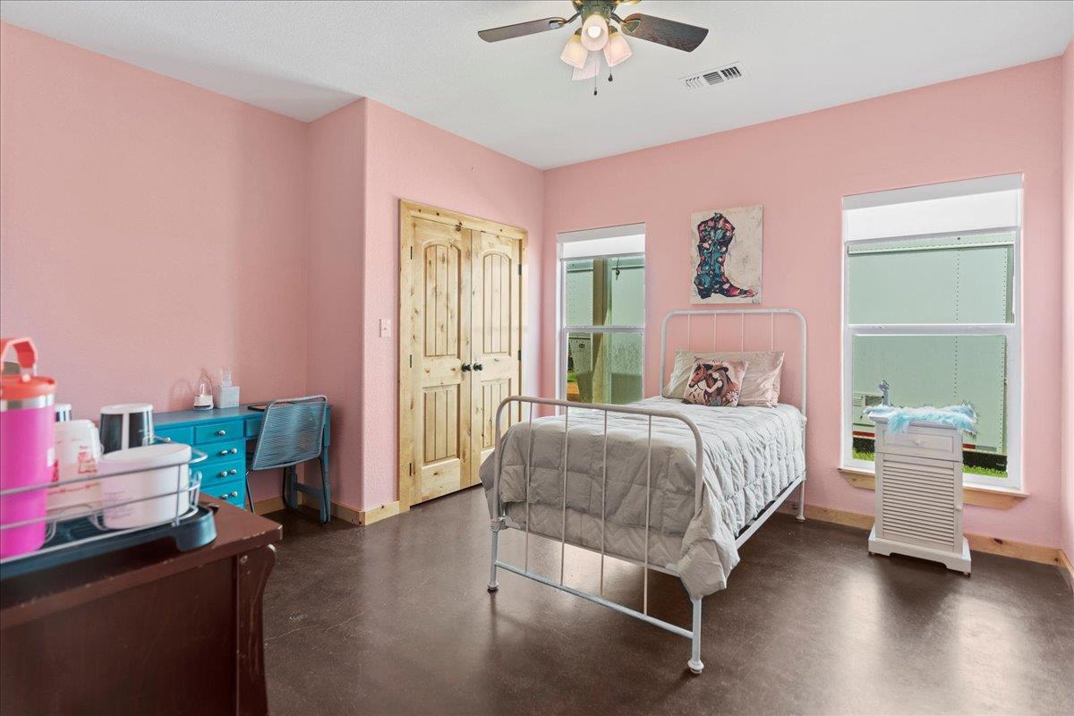 935 Highway 21 E, Paige, TX 78602