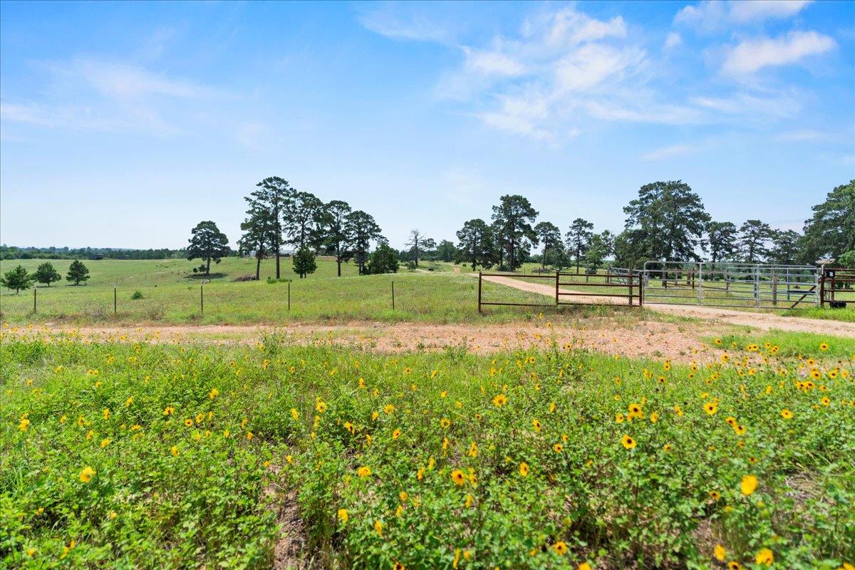 935 Highway 21 E, Paige, TX 78602