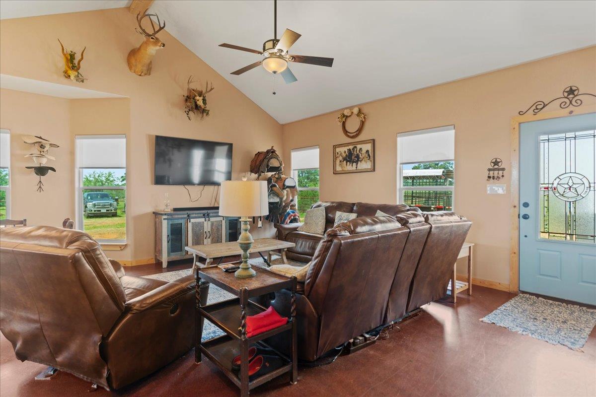 935 Highway 21 E, Paige, TX 78602