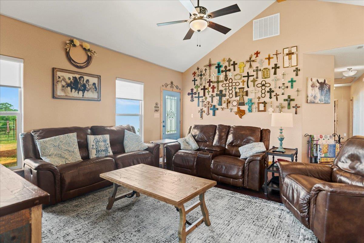 935 Highway 21 E, Paige, TX 78602