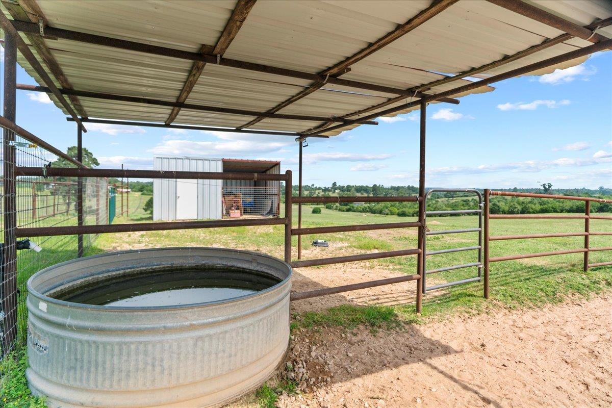 935 Highway 21 E, Paige, TX 78602