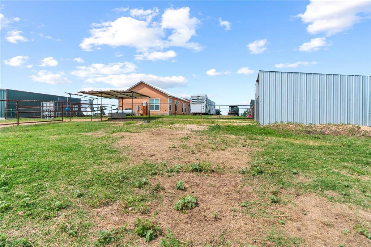 935 Highway 21 E, Paige, TX 78602