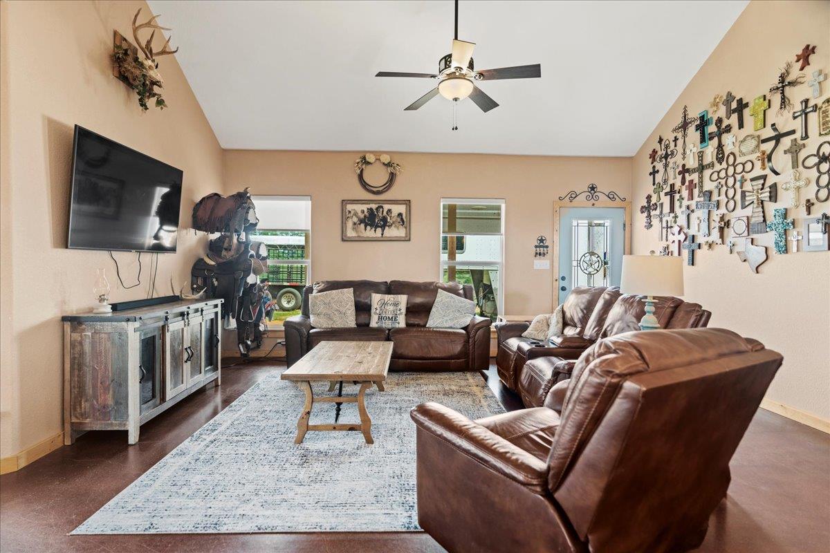 935 Highway 21 E, Paige, TX 78602