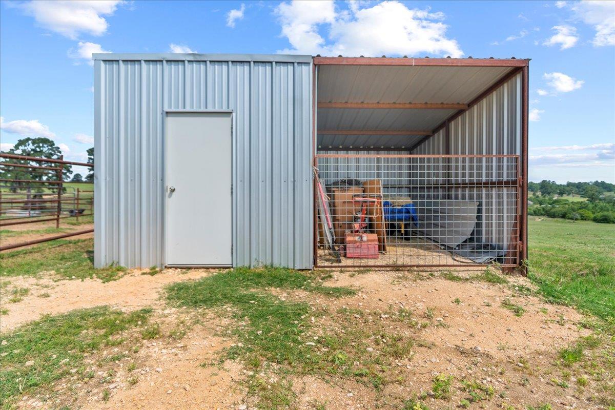 935 Highway 21 E, Paige, TX 78602