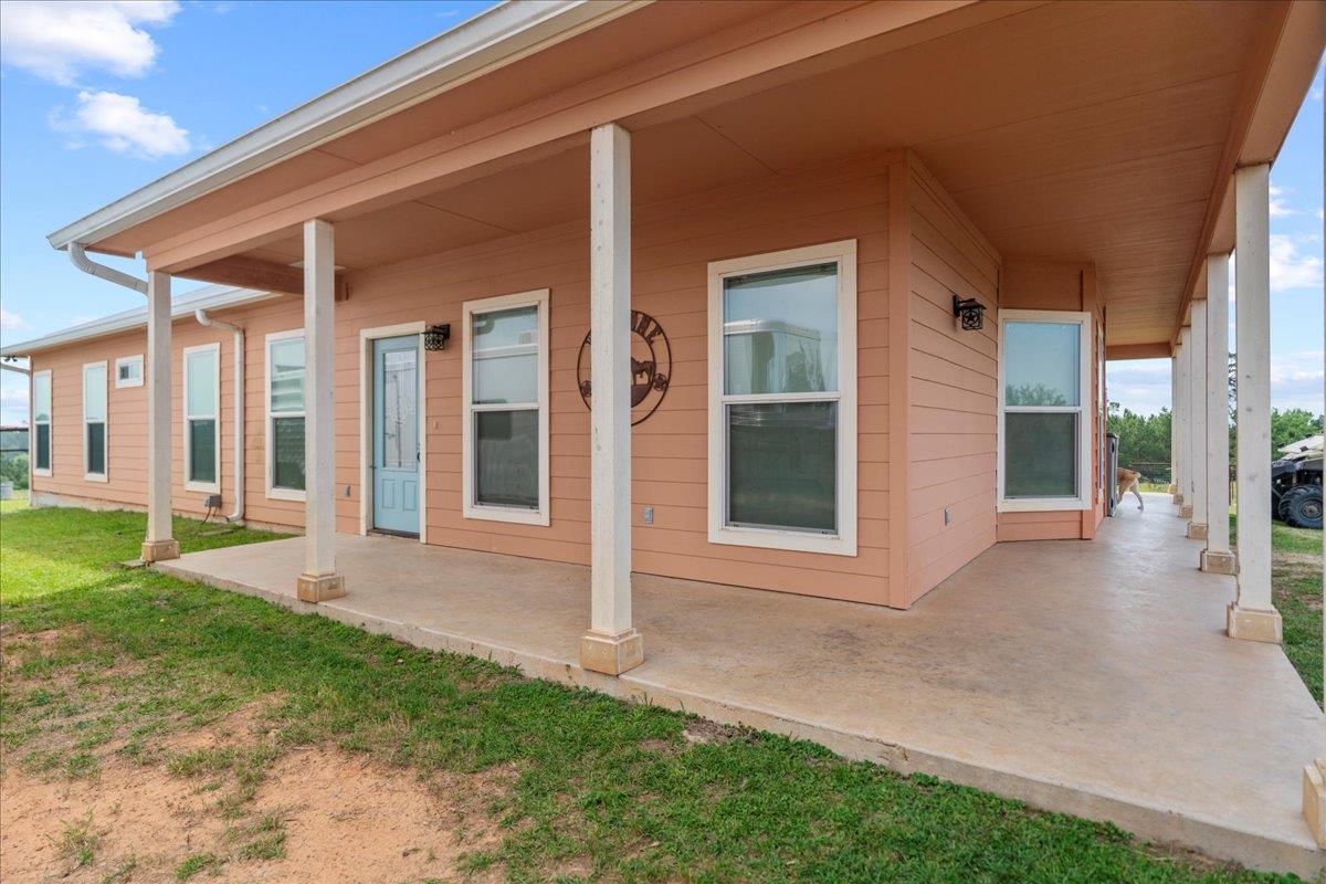 935 Highway 21 E, Paige, TX 78602