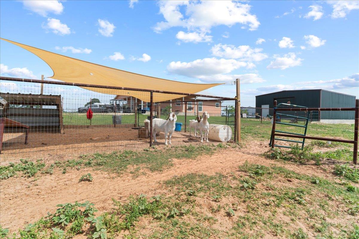 935 Highway 21 E, Paige, TX 78602