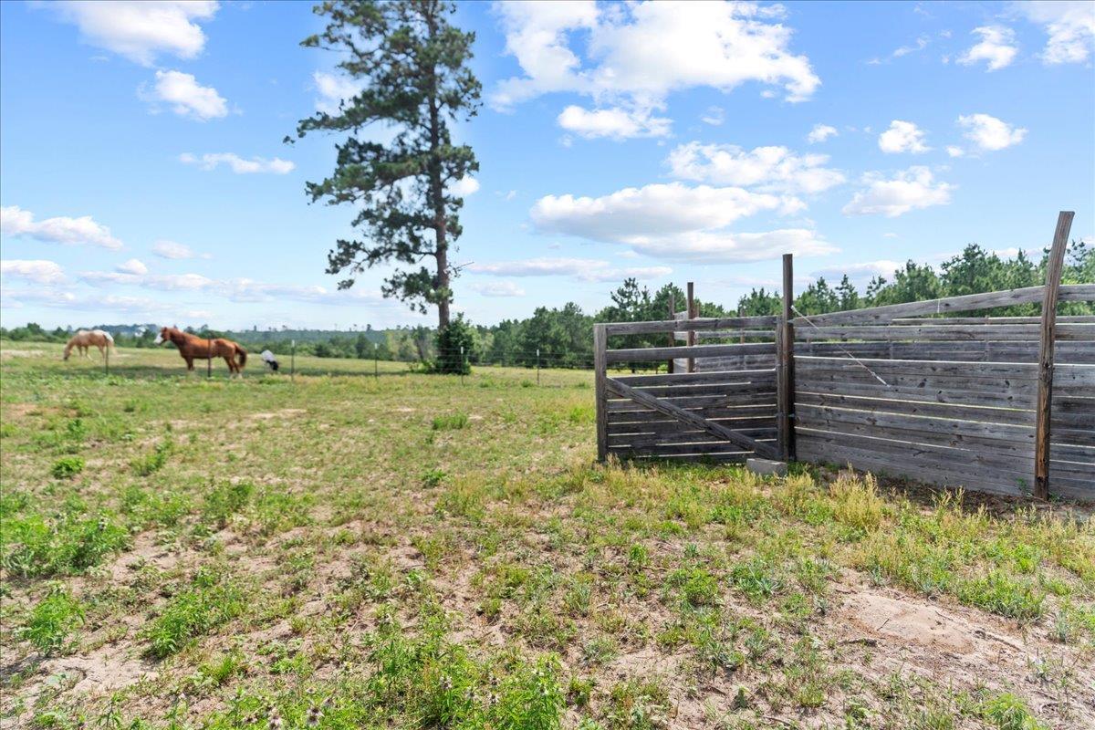 935 Highway 21 E, Paige, TX 78602