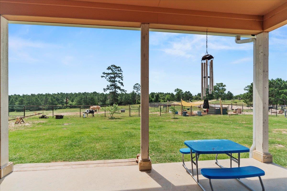 935 Highway 21 E, Paige, TX 78602