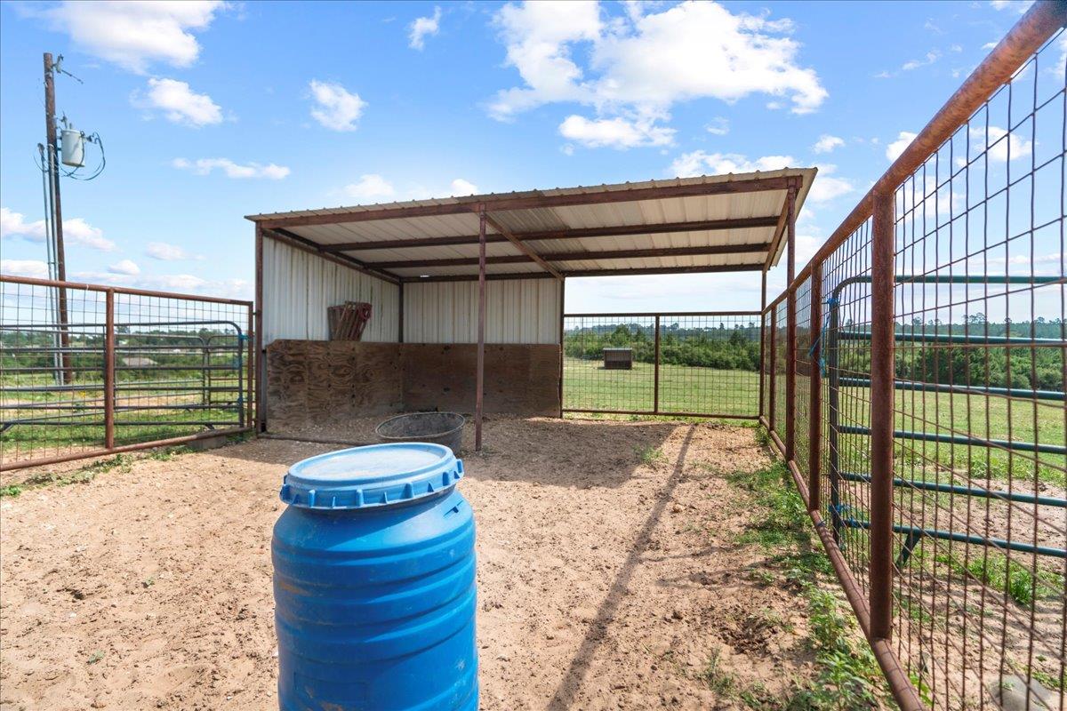 935 Highway 21 E, Paige, TX 78602