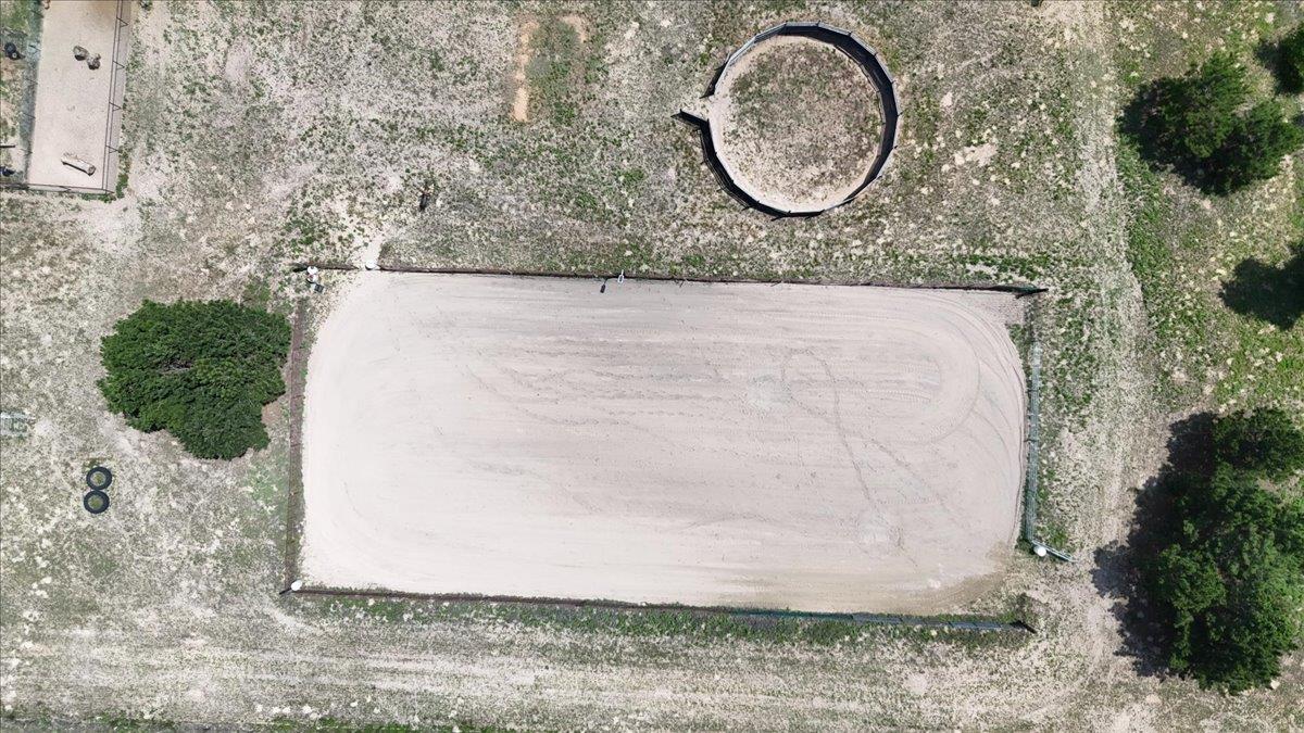 935 Highway 21 E, Paige, TX 78602