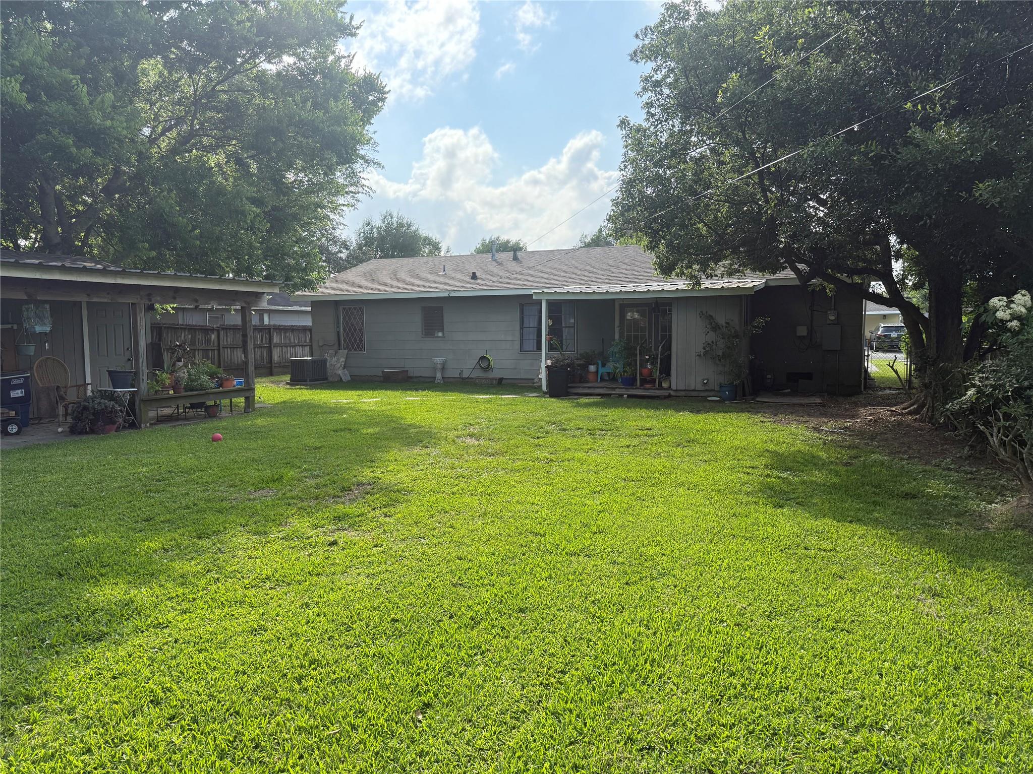 2325 11th St, Port Neches, TX 77651
