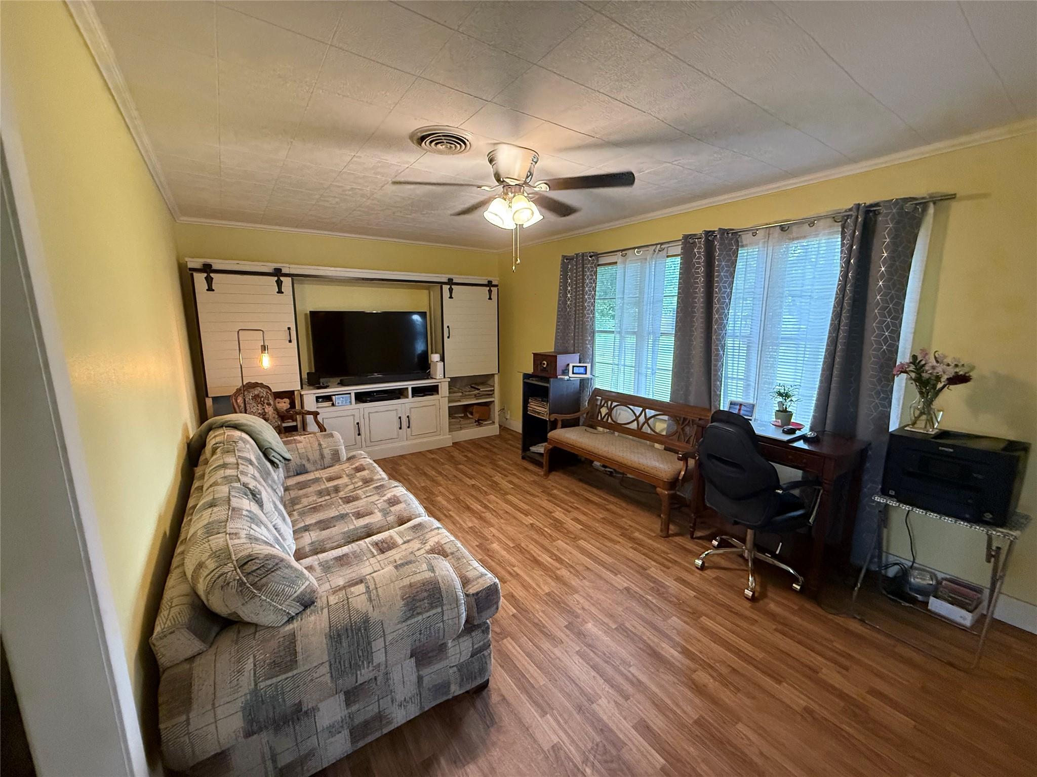 2325 11th St, Port Neches, TX 77651