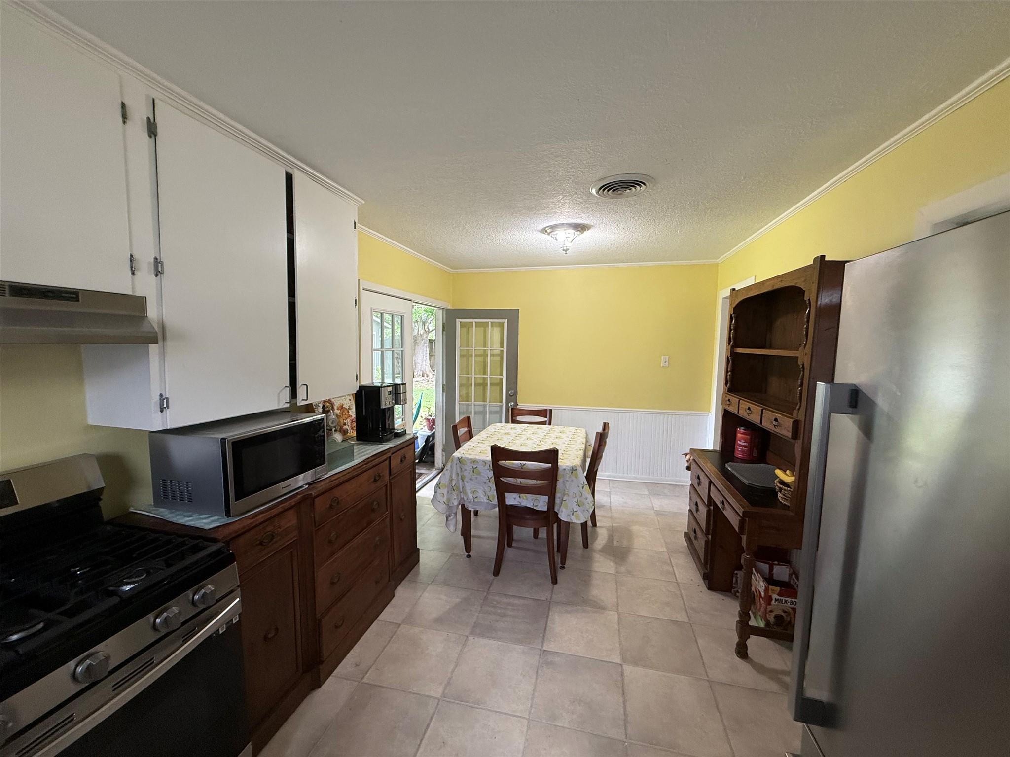 2325 11th St, Port Neches, TX 77651