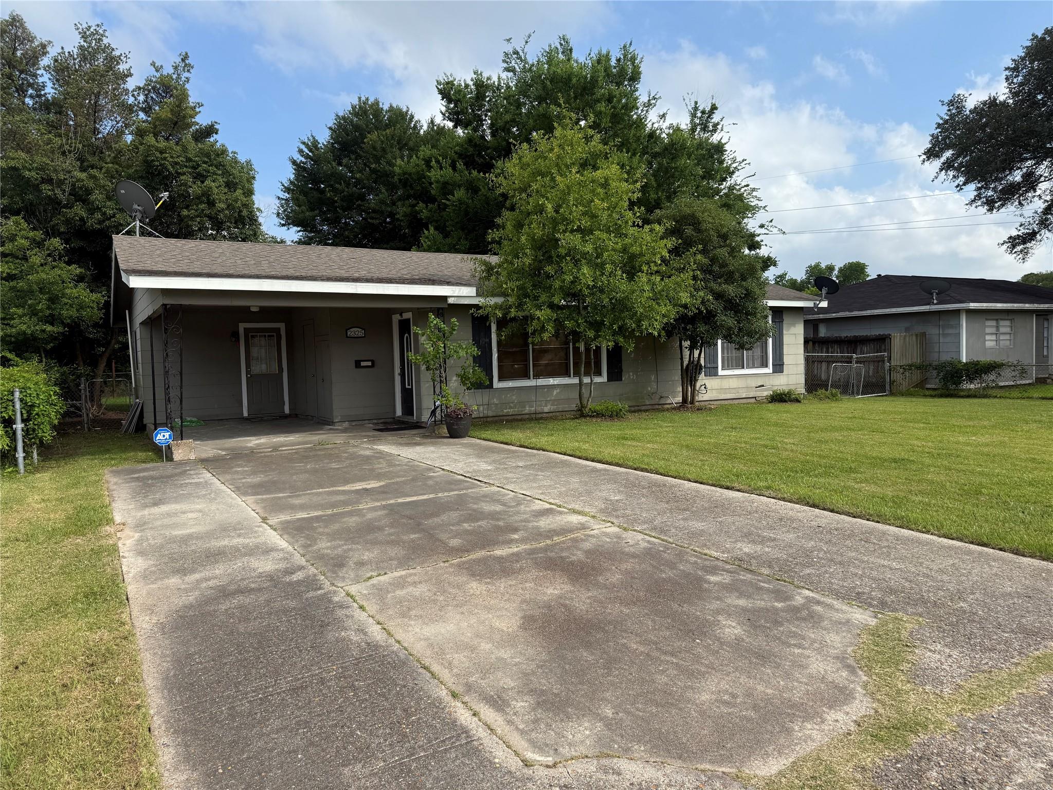 2325 11th St, Port Neches, TX 77651