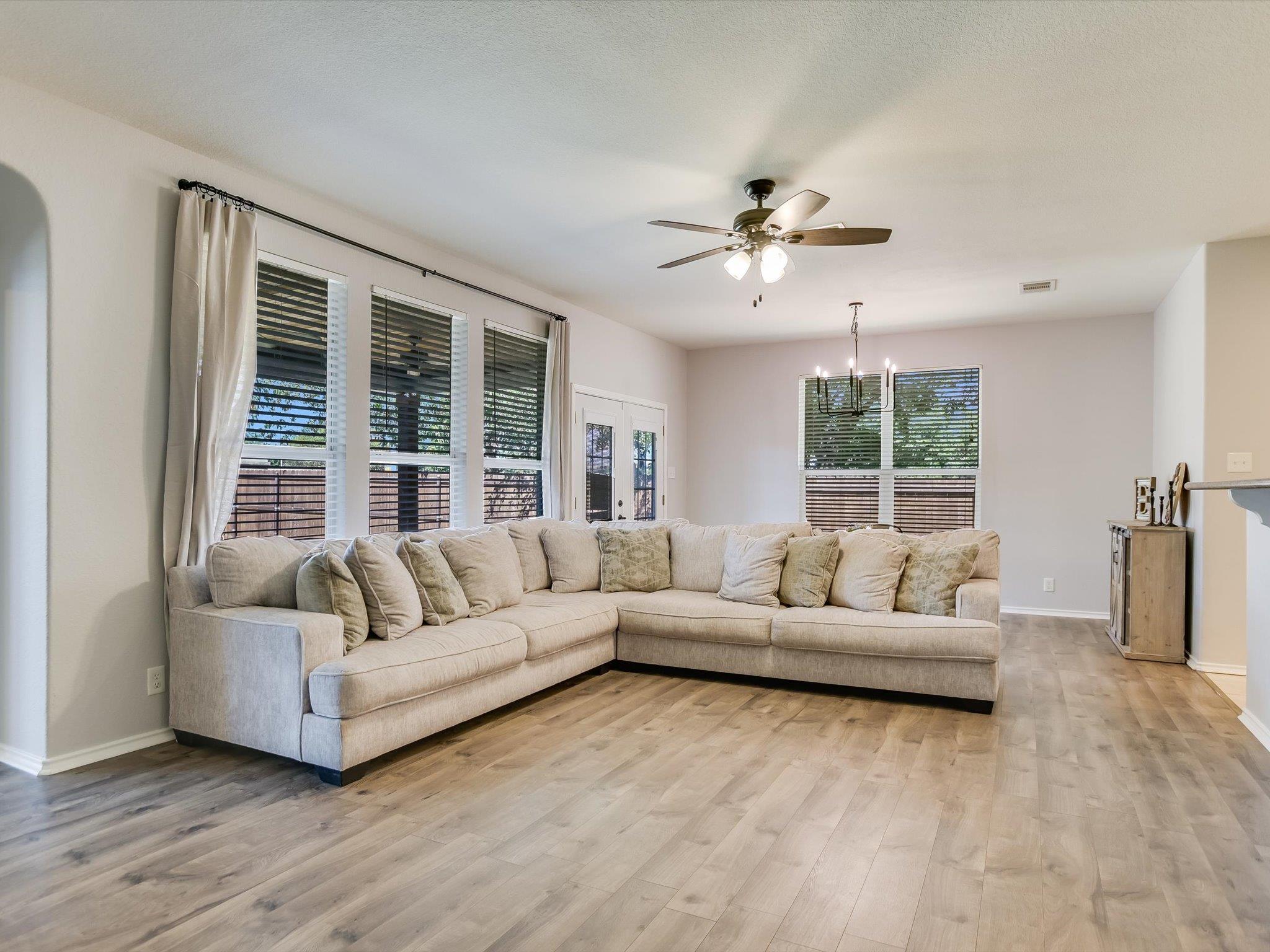 241 Sunnyside Dr, Kyle, TX 78640