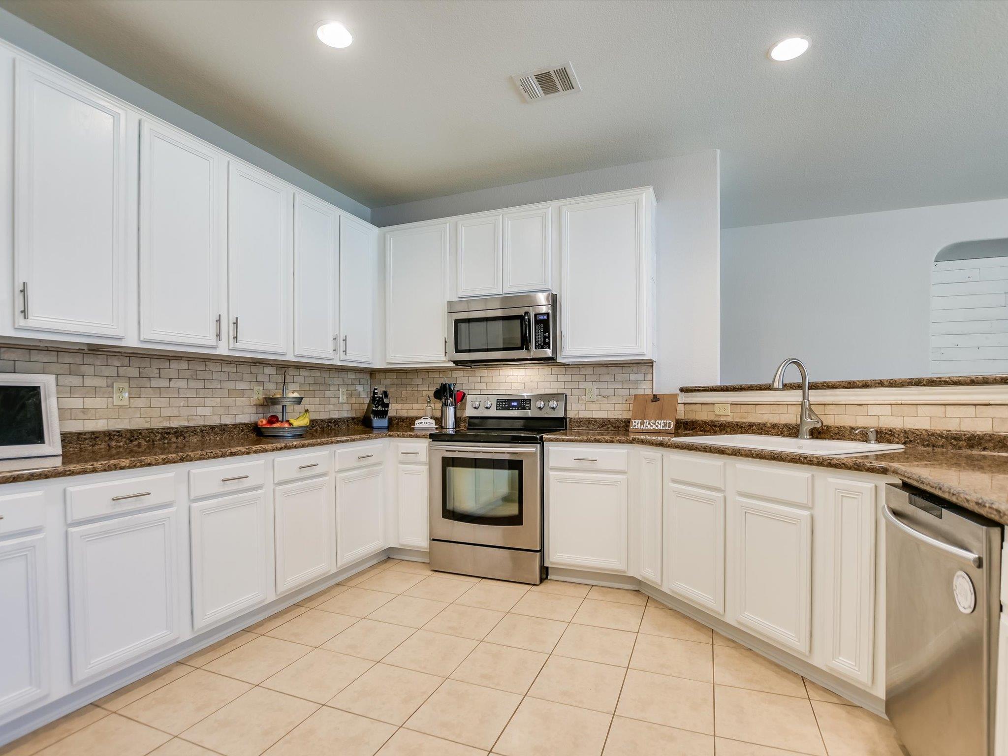 241 Sunnyside Dr, Kyle, TX 78640